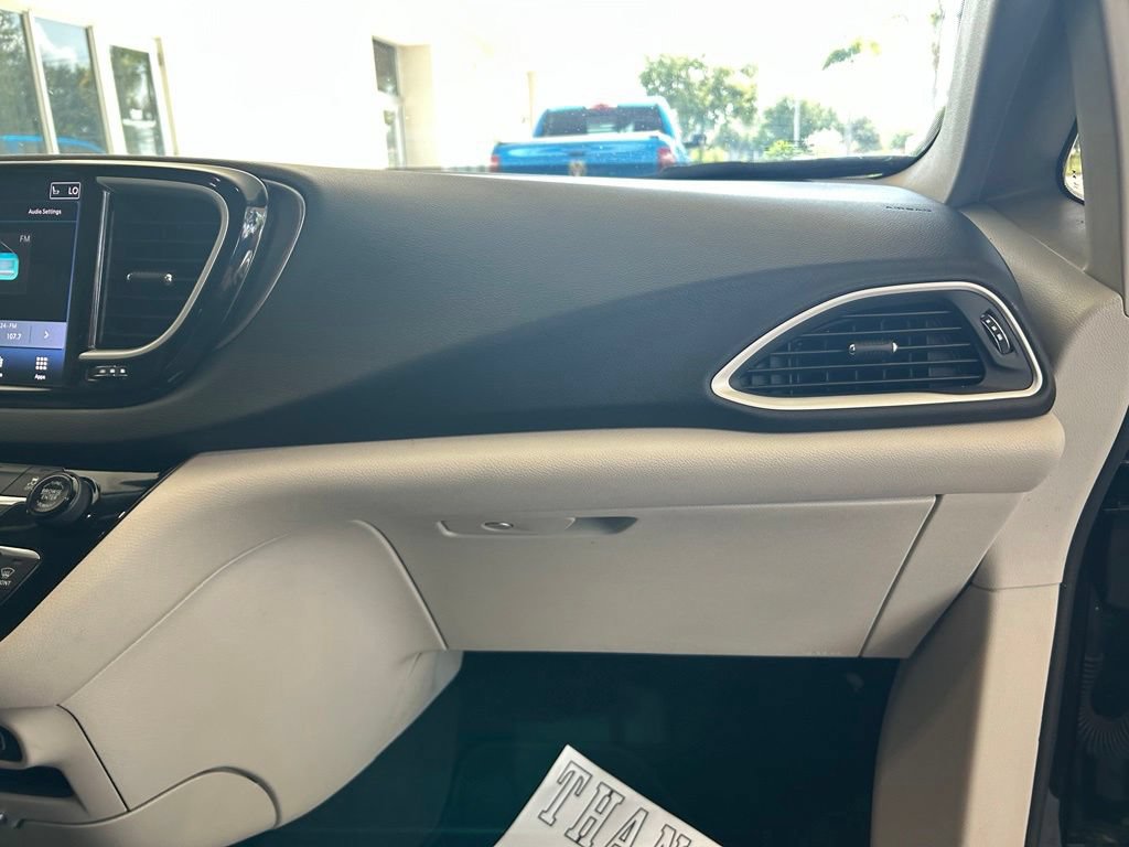 Used 2024 Chrysler Pacifica Touring-L FWD image 22