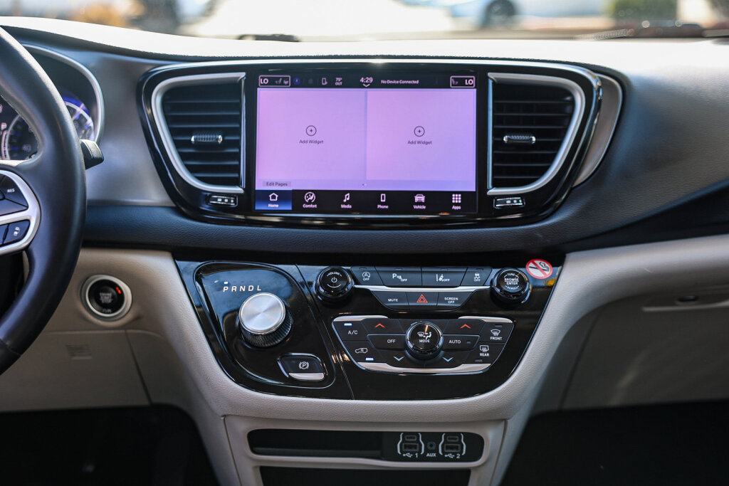 Used 2024 Chrysler Pacifica Touring-L FWD image 3