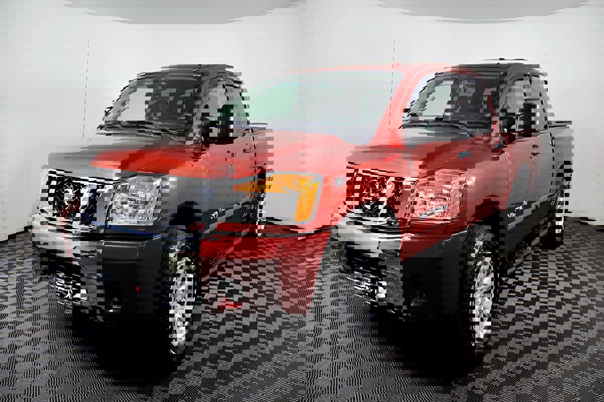 Used 2015 Nissan Titan SV image 2