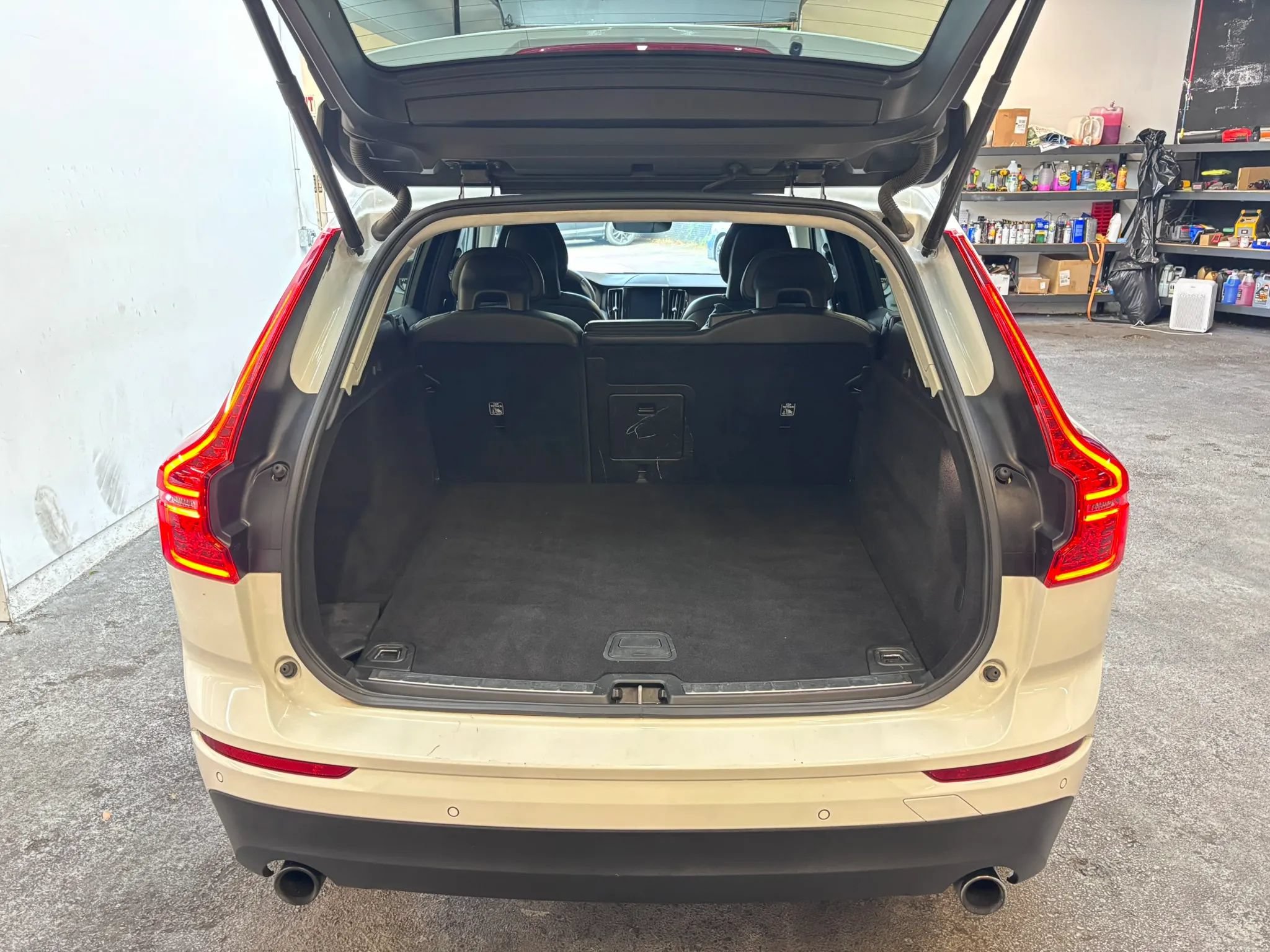 Used 2018 Volvo XC60 T6 Momentum w/ Vision Package AWD/4WD image 23