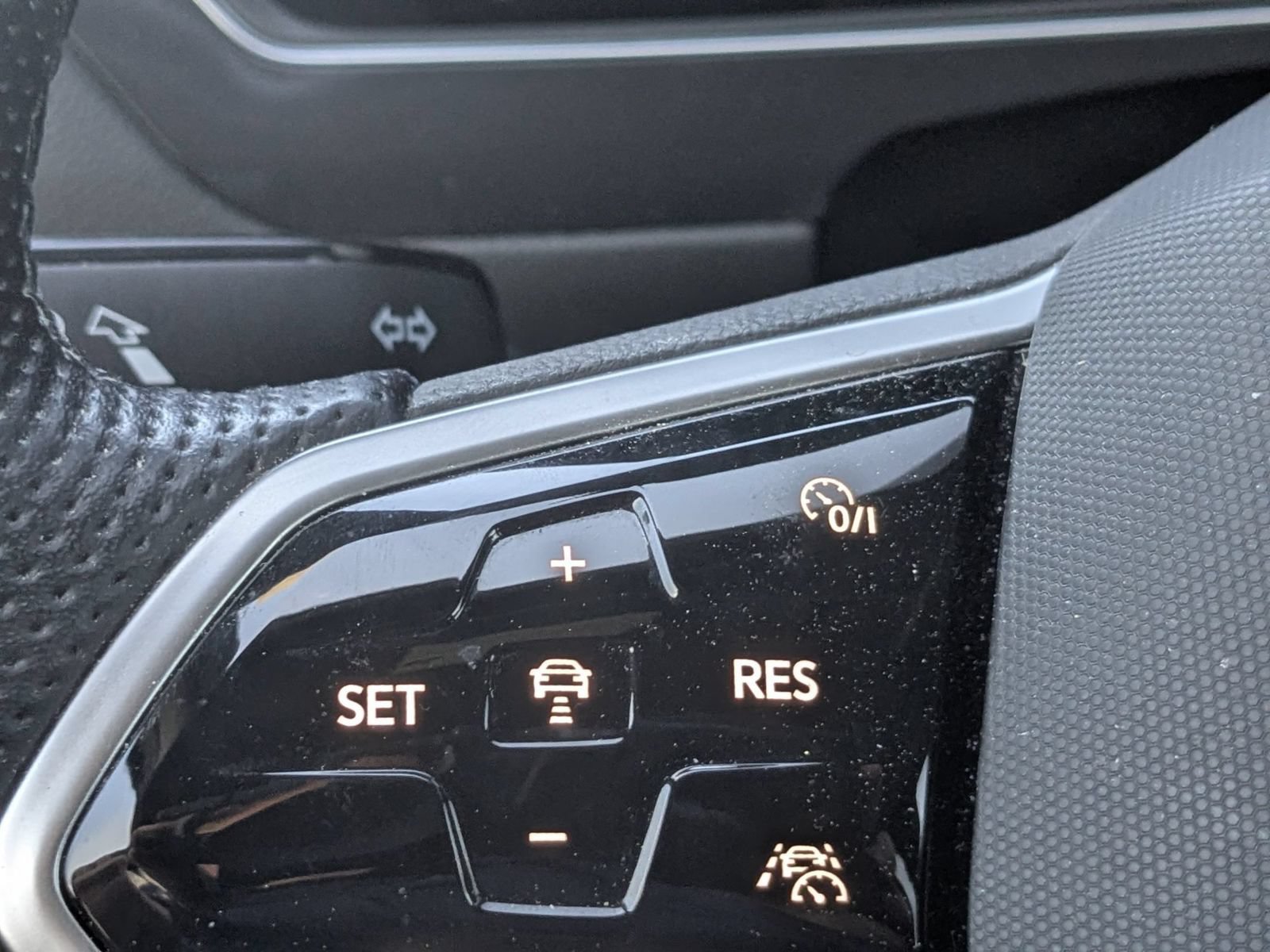 Used 2023 Volkswagen Tiguan SE R-Line AWD/4WD image 17