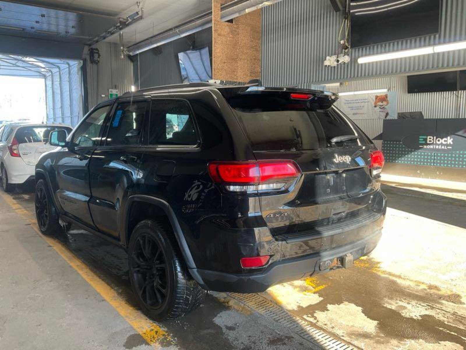 Used 2017 Jeep Grand Cherokee Laredo 75th Anniversary image 8