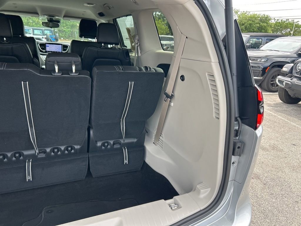 Used 2024 Chrysler Pacifica Touring-L image 29