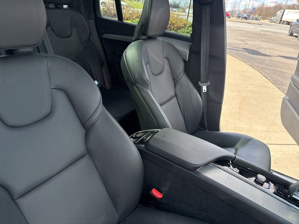 Certified 2025 Volvo XC90 B5 Core image 32