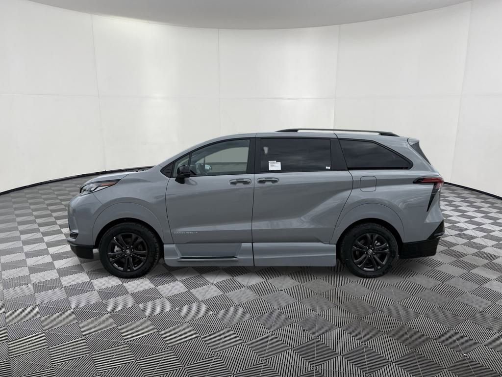 Used 2025 Toyota Sienna XSE w/ XSE Plus Package image 4