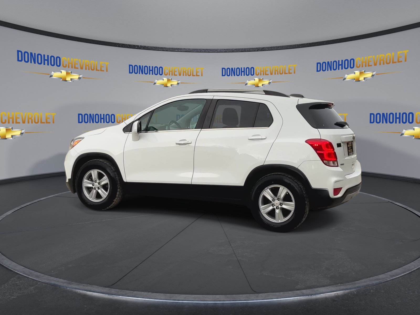 Used 2020 Chevrolet Trax LT w/ Sun & Sound Package FWD image 9