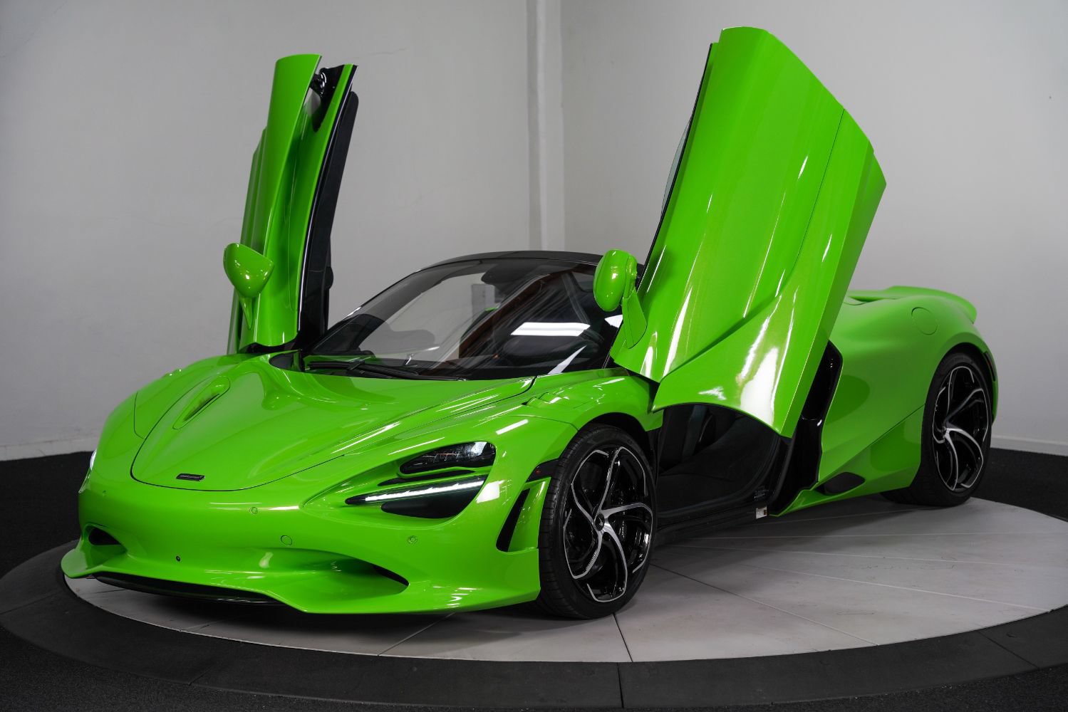 Used 2024 McLaren 750S Spider RWD image 5