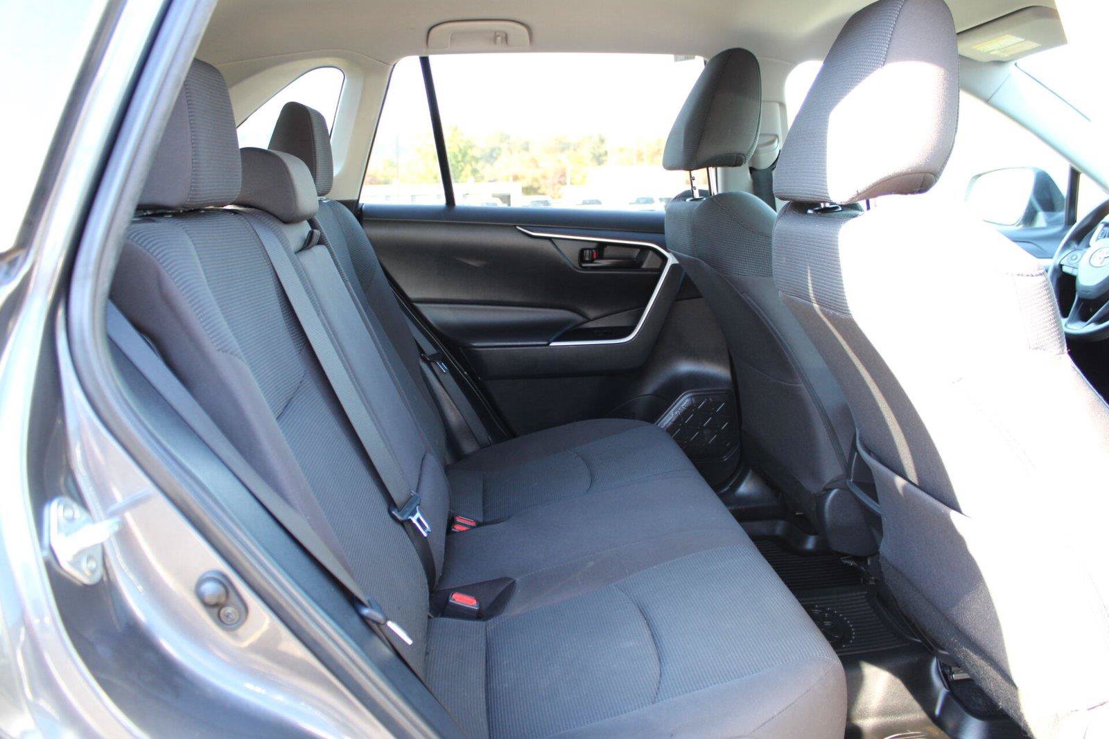 Used 2021 Toyota RAV4 LE AWD/4WD image 12