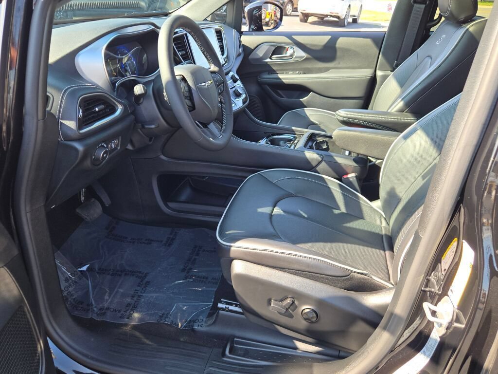 Used 2026 Chrysler Pacifica Limited w/ S Appearance Package AWD/4WD image 4
