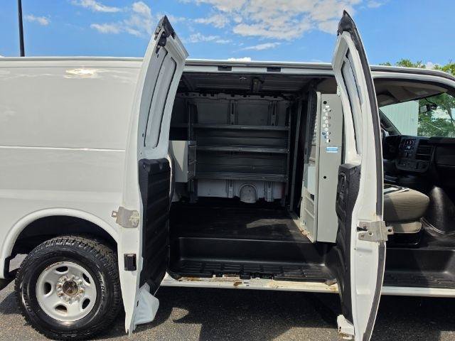 Used 2017 GMC Savana 2500 RWD image 23