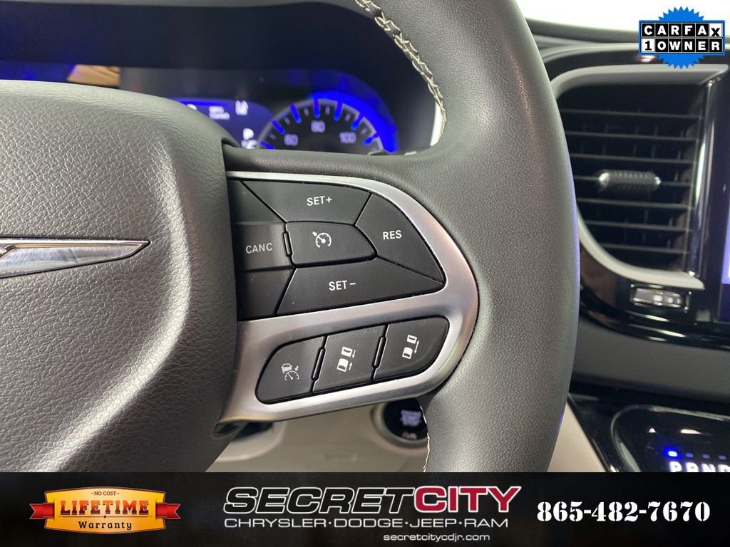 Used 2024 Chrysler Pacifica Touring-L image 16