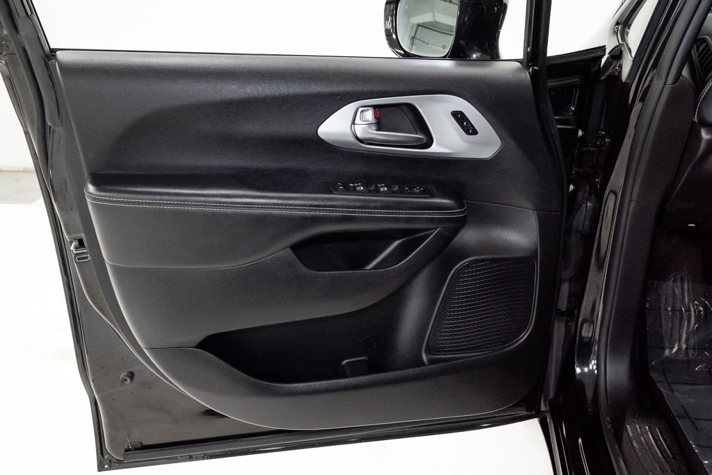 Used 2020 Chrysler Pacifica Limited FWD image 9