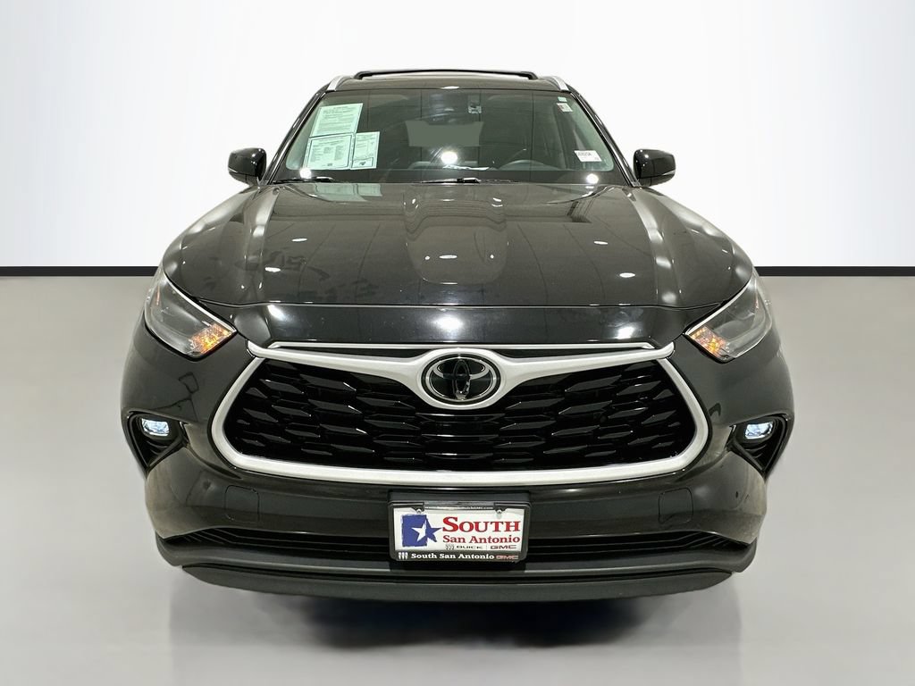 Used 2024 Toyota Highlander XLE FWD image 2