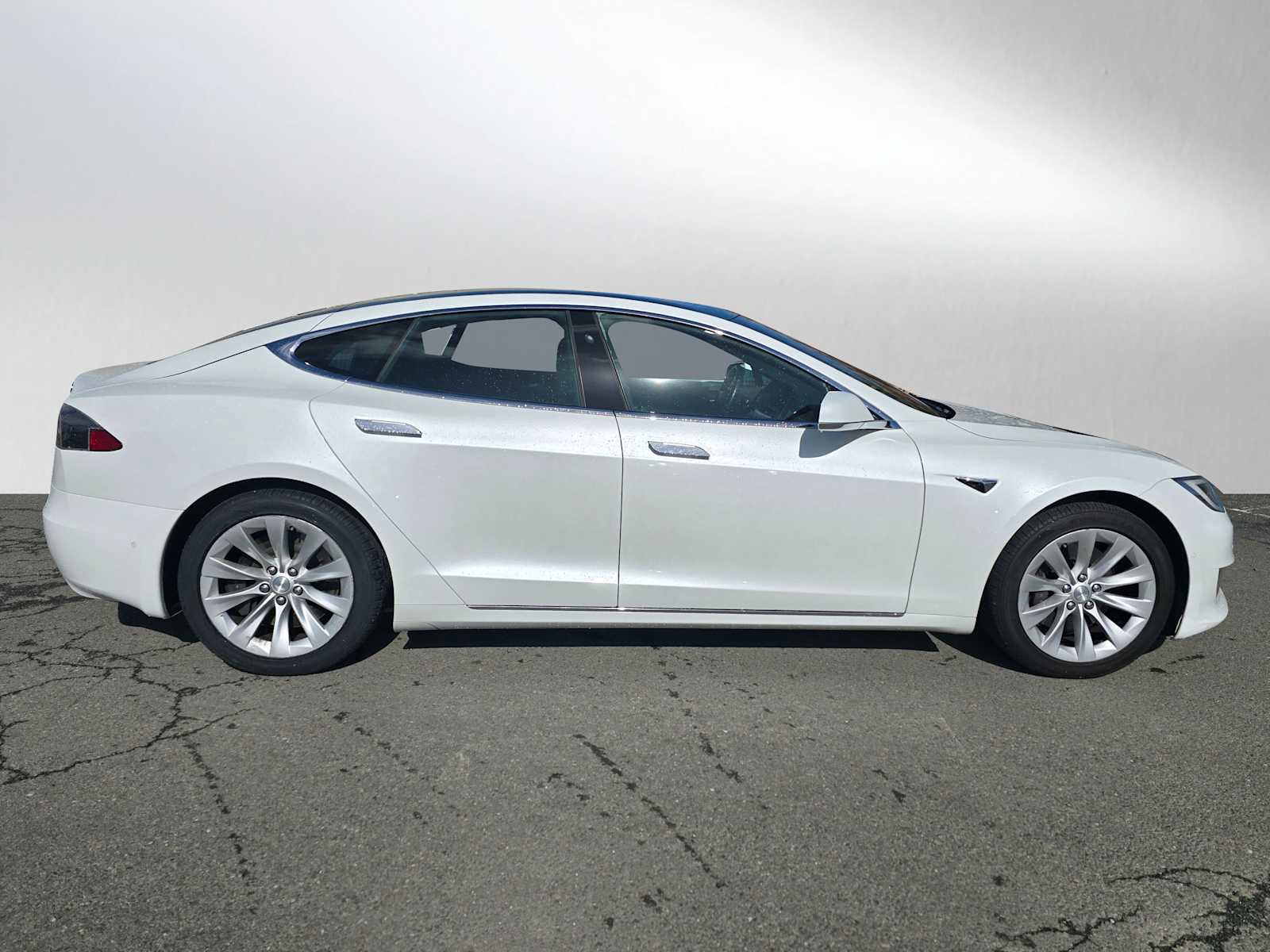 Used 2019 Tesla Model S Standard Range image 2
