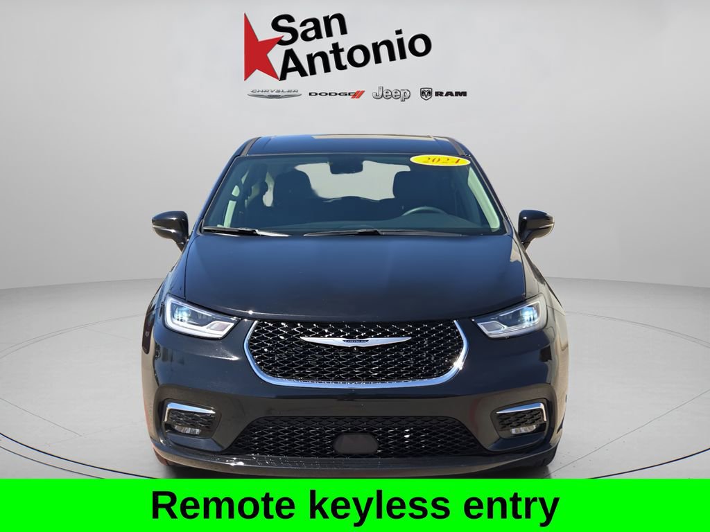 Used 2024 Chrysler Pacifica Touring-L image 10