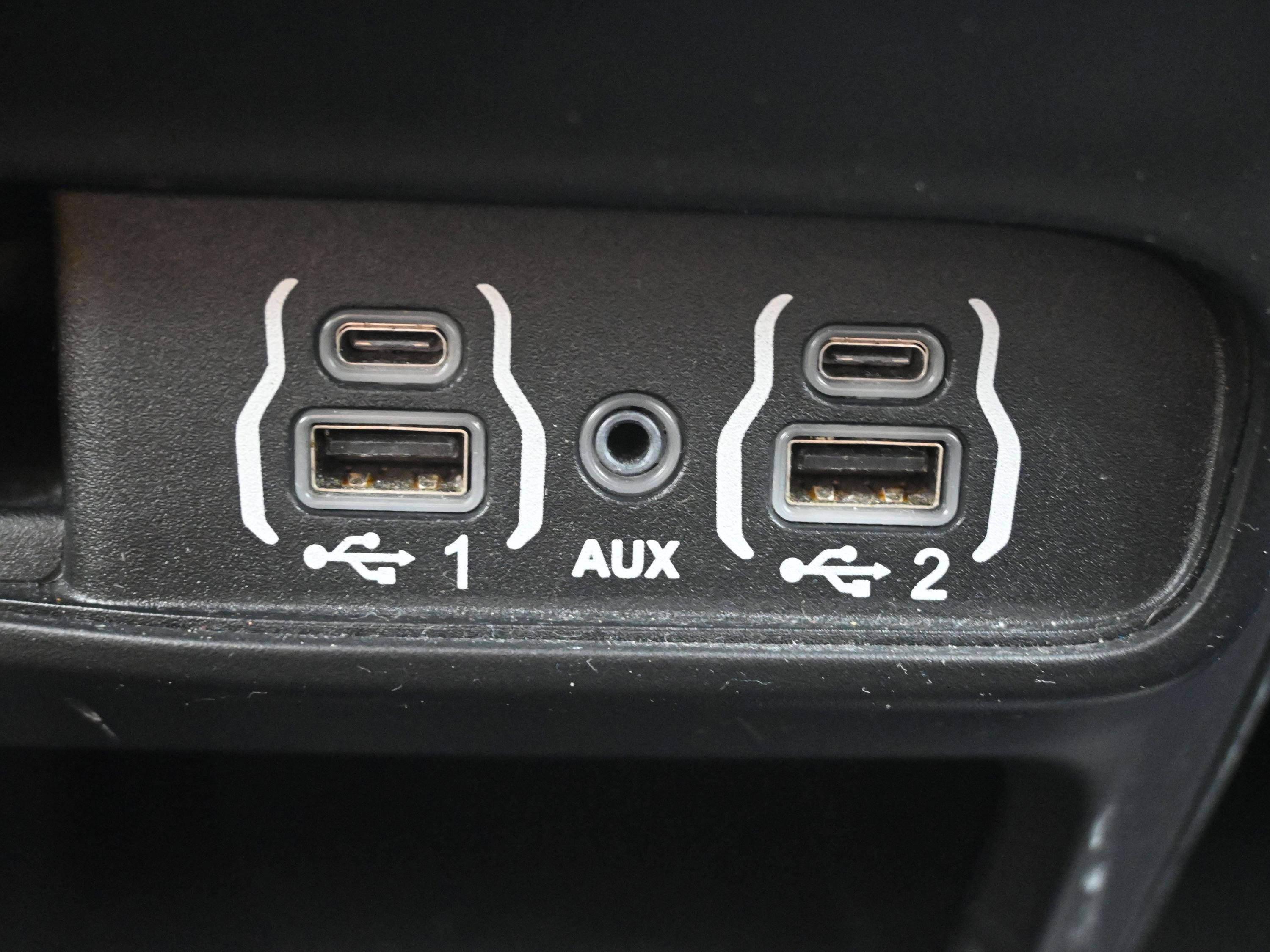 Used 2023 Chrysler Pacifica Touring FWD image 18