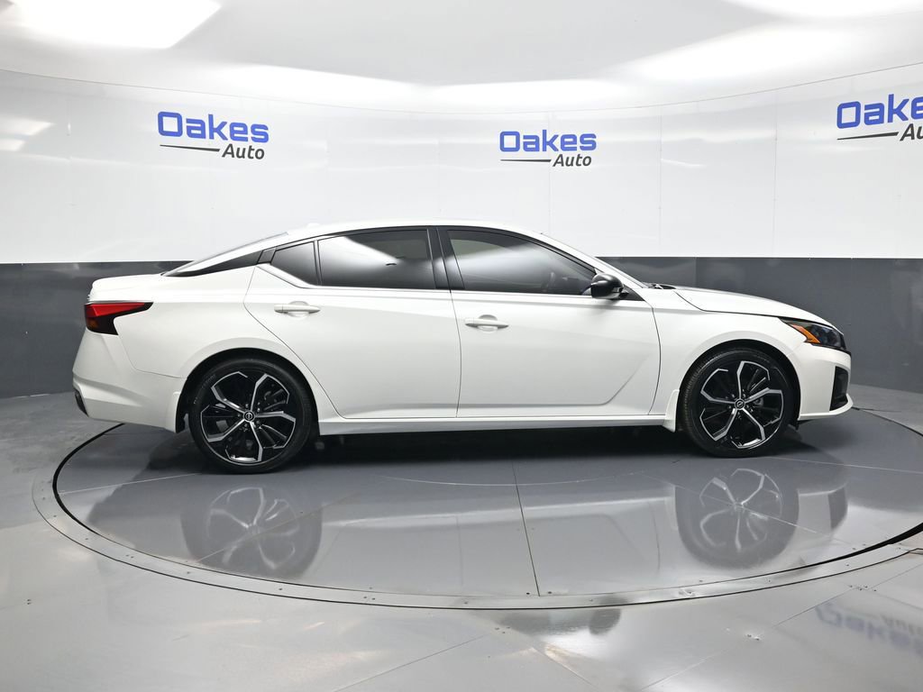 Used 2024 Nissan Altima 2.5 SR w/ SR Premium Package image 9