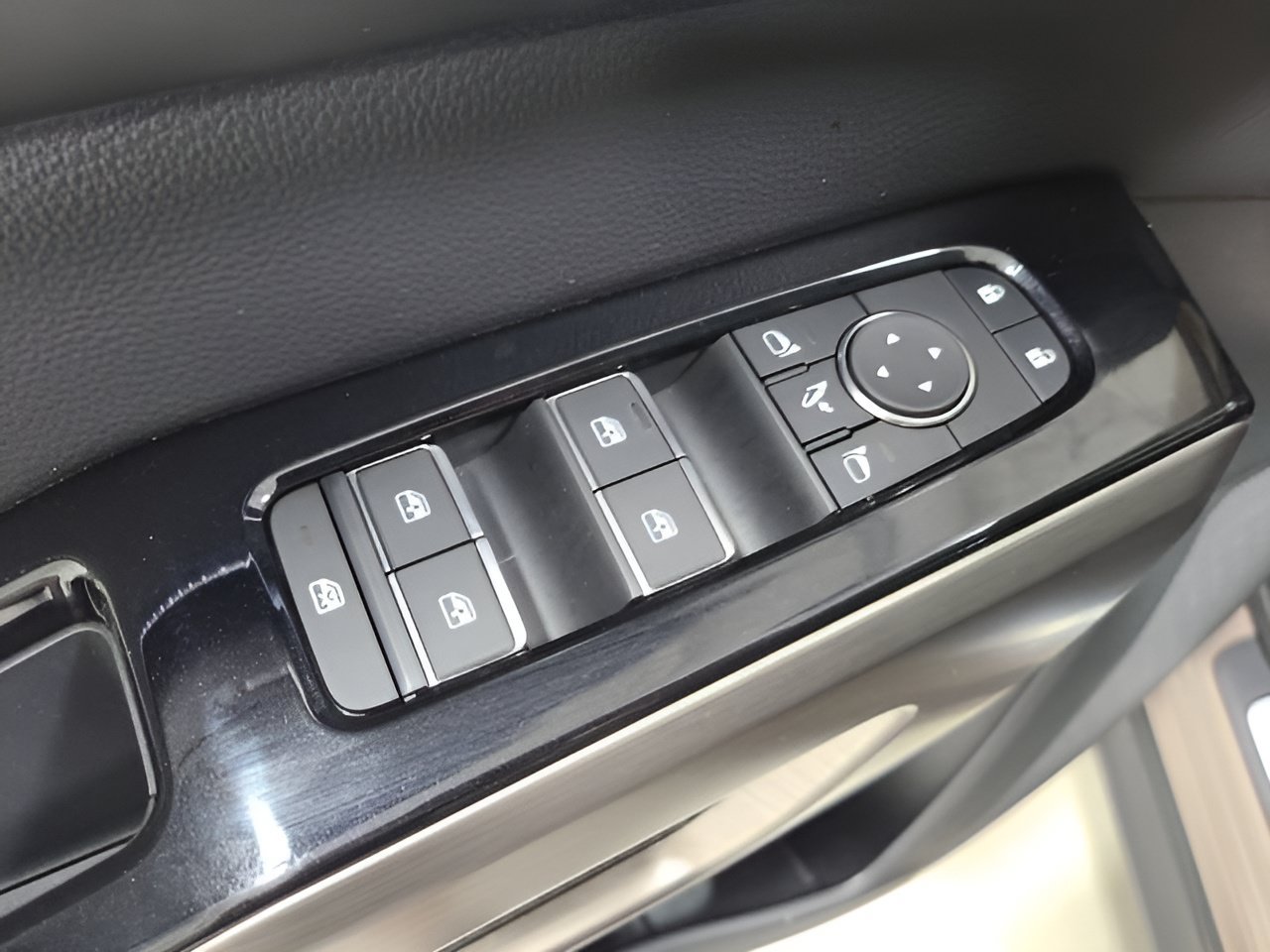 Used 2025 Nissan Pathfinder Platinum AWD/4WD image 24