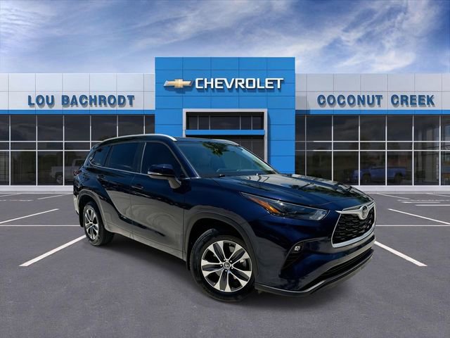 Used 2024 Toyota Highlander XLE FWD image 1