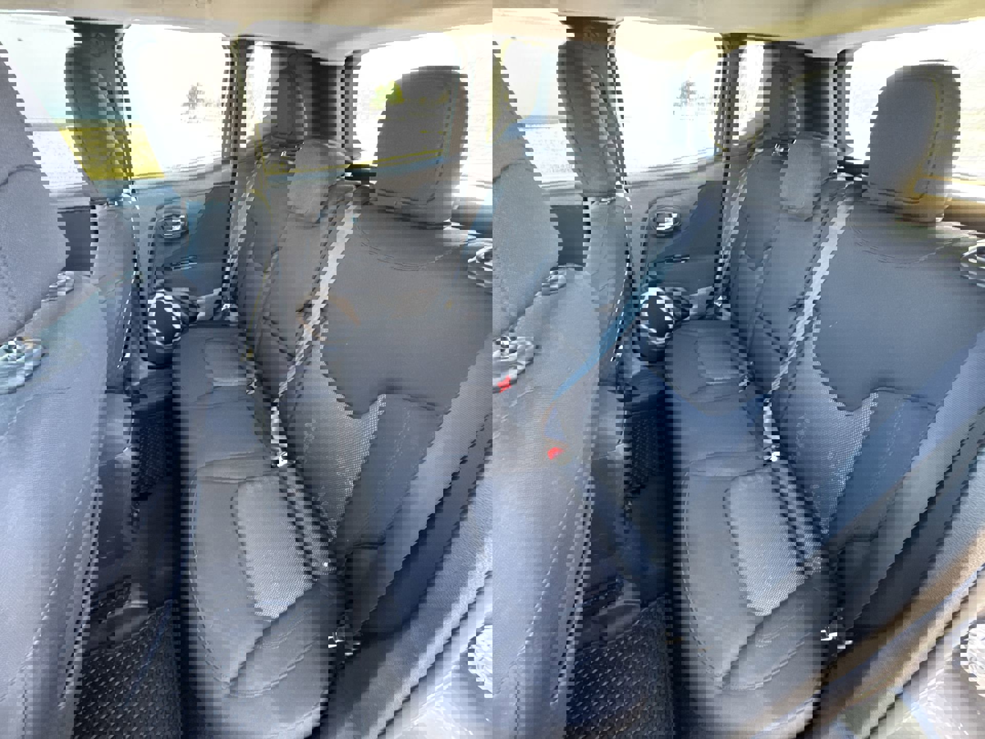 Used 2017 Jeep Renegade Latitude w/ Popular Equipment Group image 22