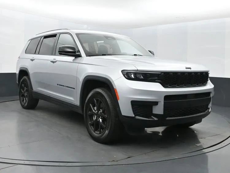 Used 2024 Jeep Grand Cherokee L Laredo image 2
