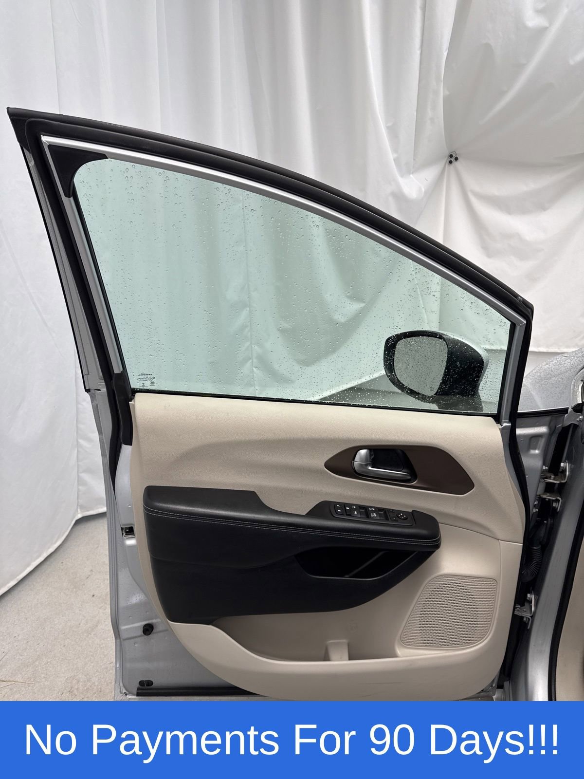 Used 2022 Chrysler Voyager LX image 11