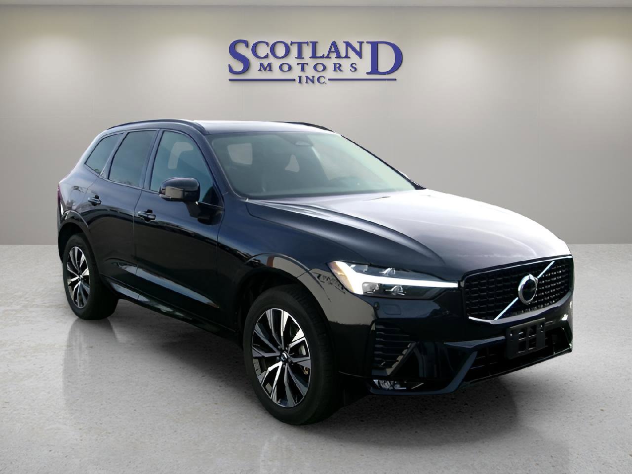 Used 2025 Volvo XC60 B5 Core image 4