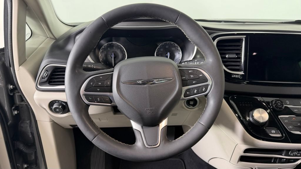 Used 2022 Chrysler Pacifica Touring-L FWD image 17