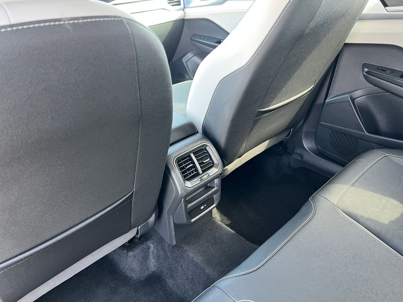 Used 2025 Volkswagen Taos SE FWD image 27