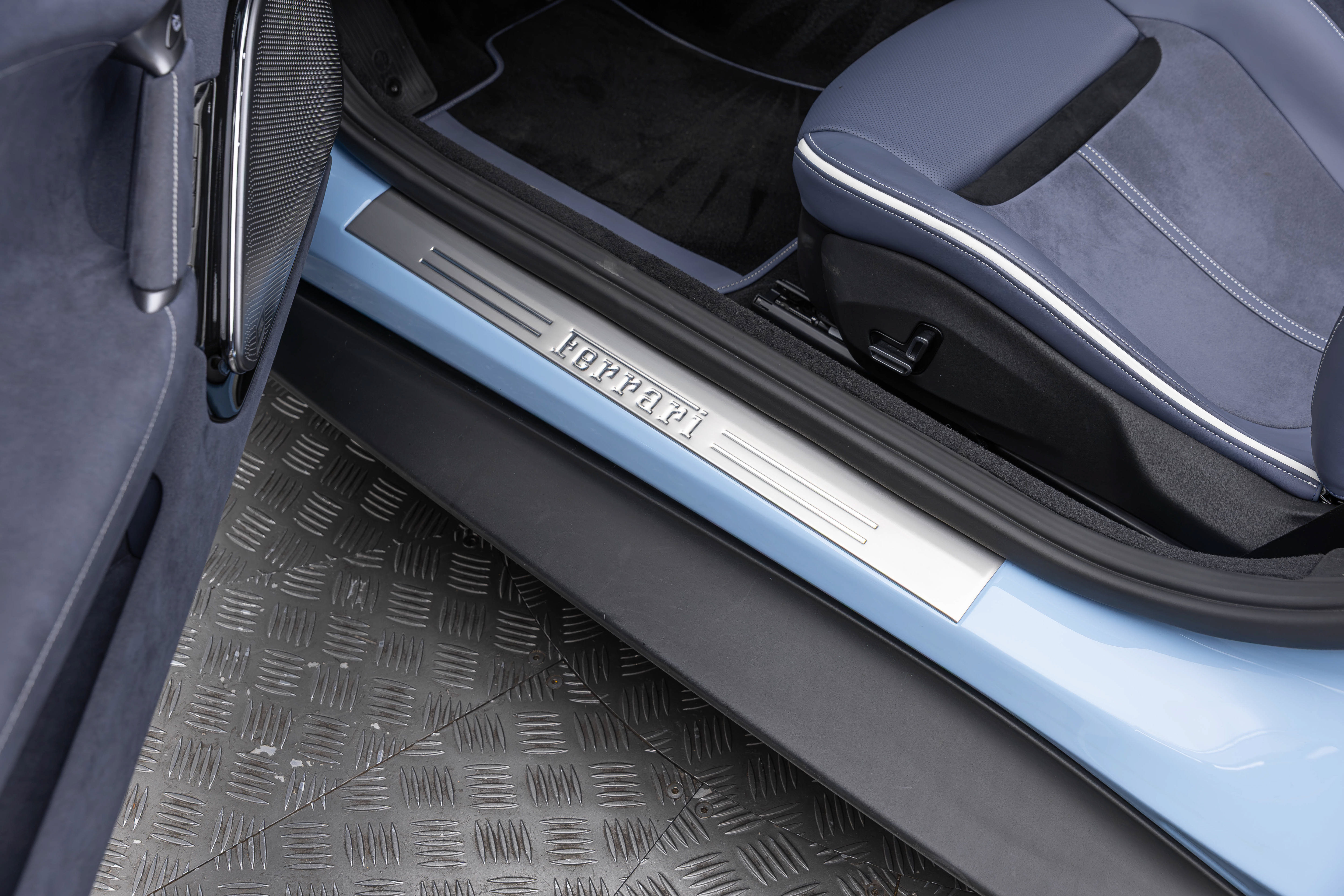 Certified 2025 Ferrari Roma Spider RWD image 17