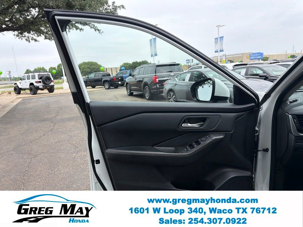 Used 2025 Nissan Rogue SV FWD image 9