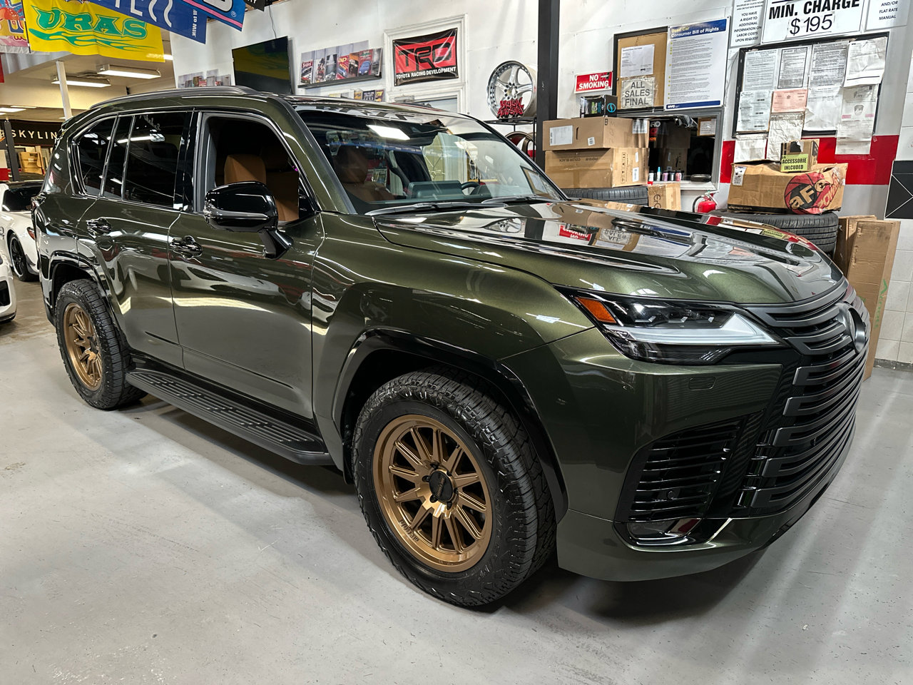 Used 2024 Lexus LX 600 4WD w/ Luxury Package image 3