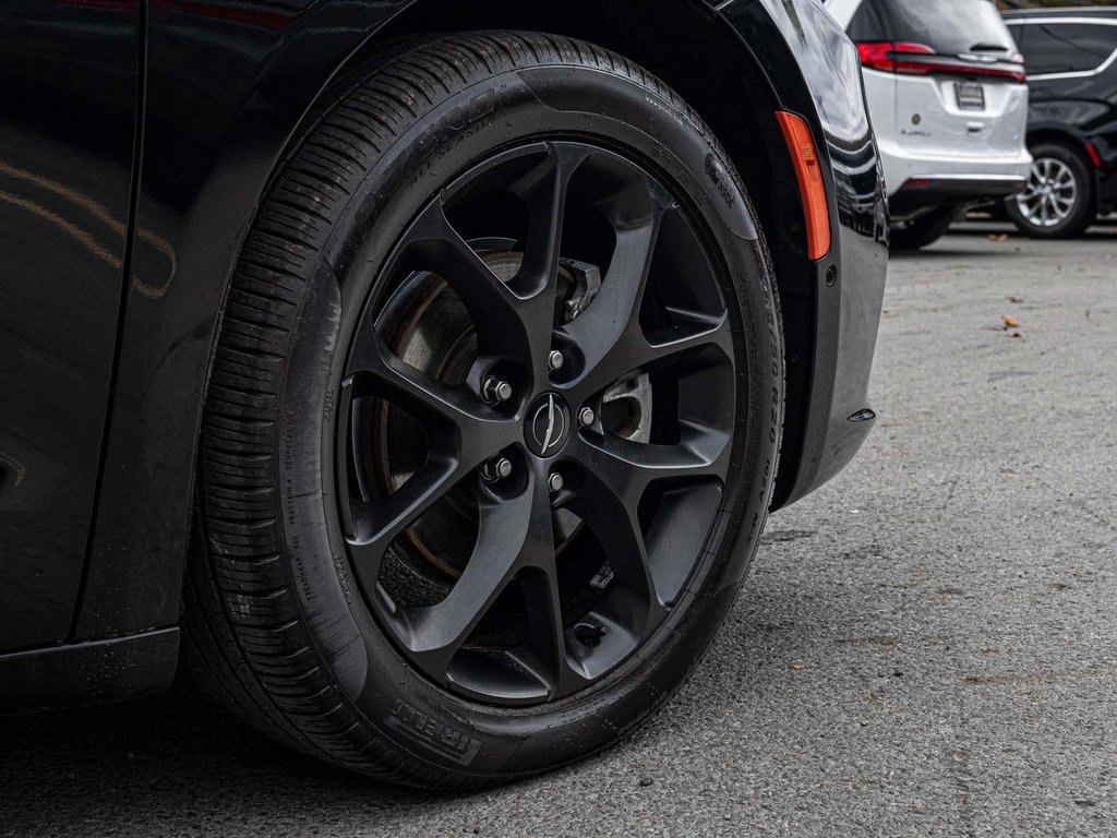 Used 2023 Chrysler Pacifica Touring-L w/ S Appearance Package image 9