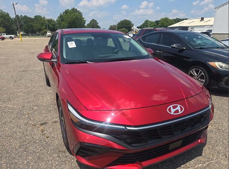 Used 2025 Hyundai Elantra Limited FWD image 6