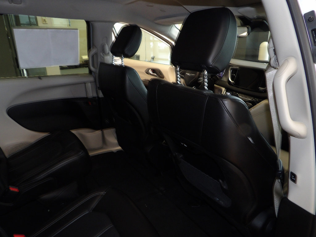 Used 2024 Chrysler Pacifica Touring-L FWD image 15