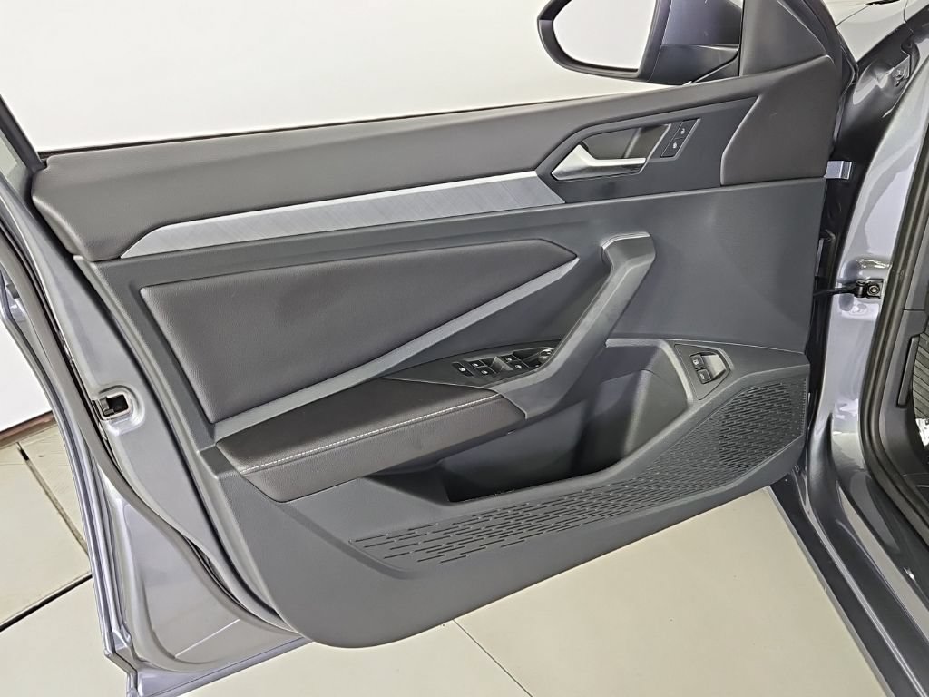 Used 2023 Volkswagen Jetta SE w/ Panoramic Sunroof Package FWD image 11