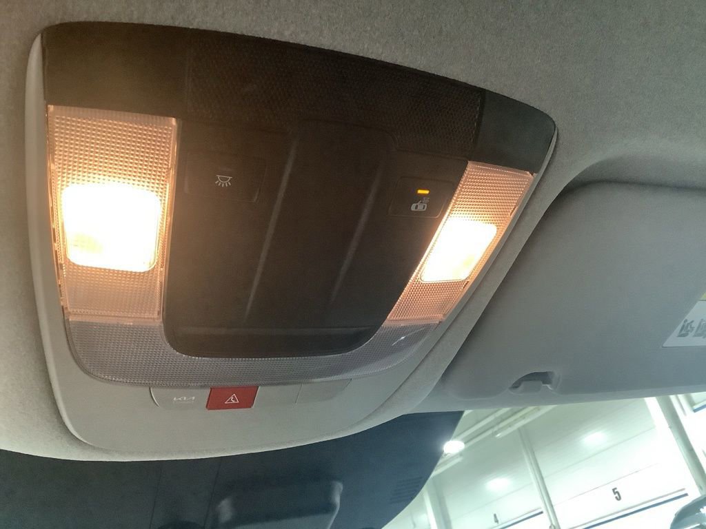 Used 2025 Kia Niro EX image 19