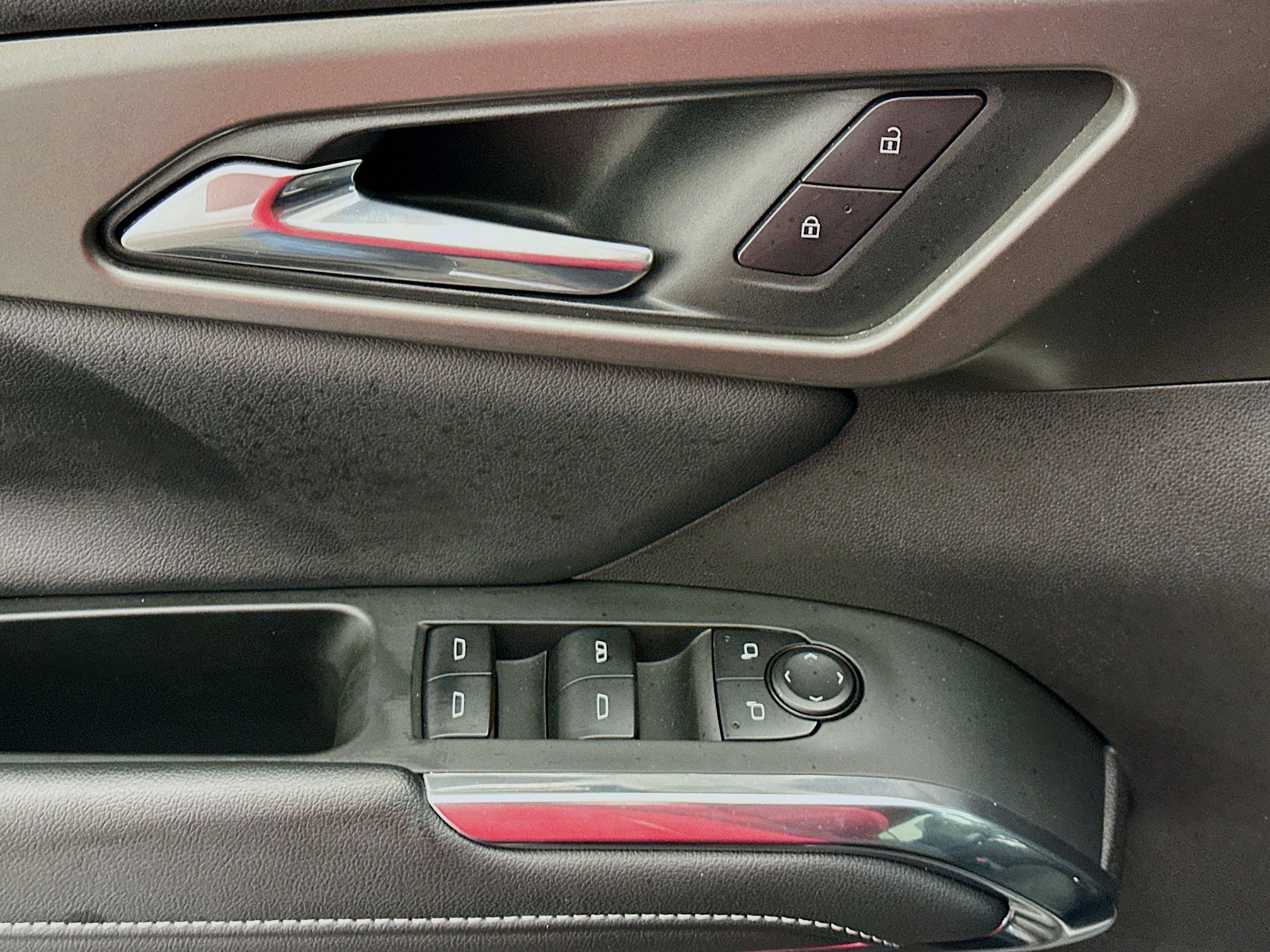 Used 2025 Chevrolet Traverse LT image 15