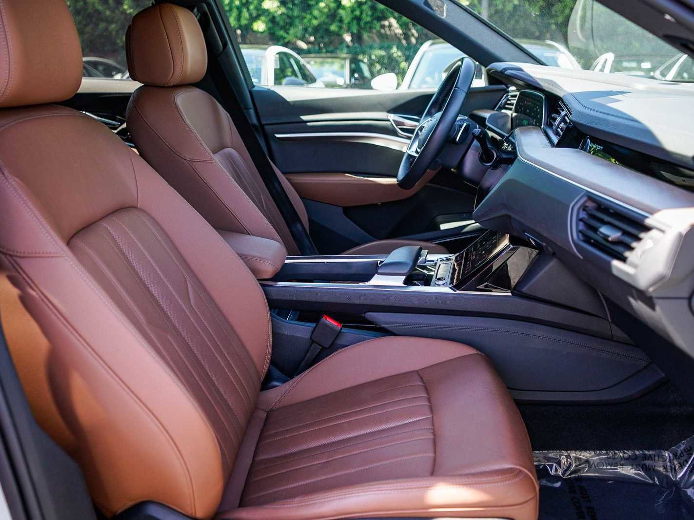 Used 2024 Audi Q8 e-tron Premium Plus w/ Premium Plus Package image 16