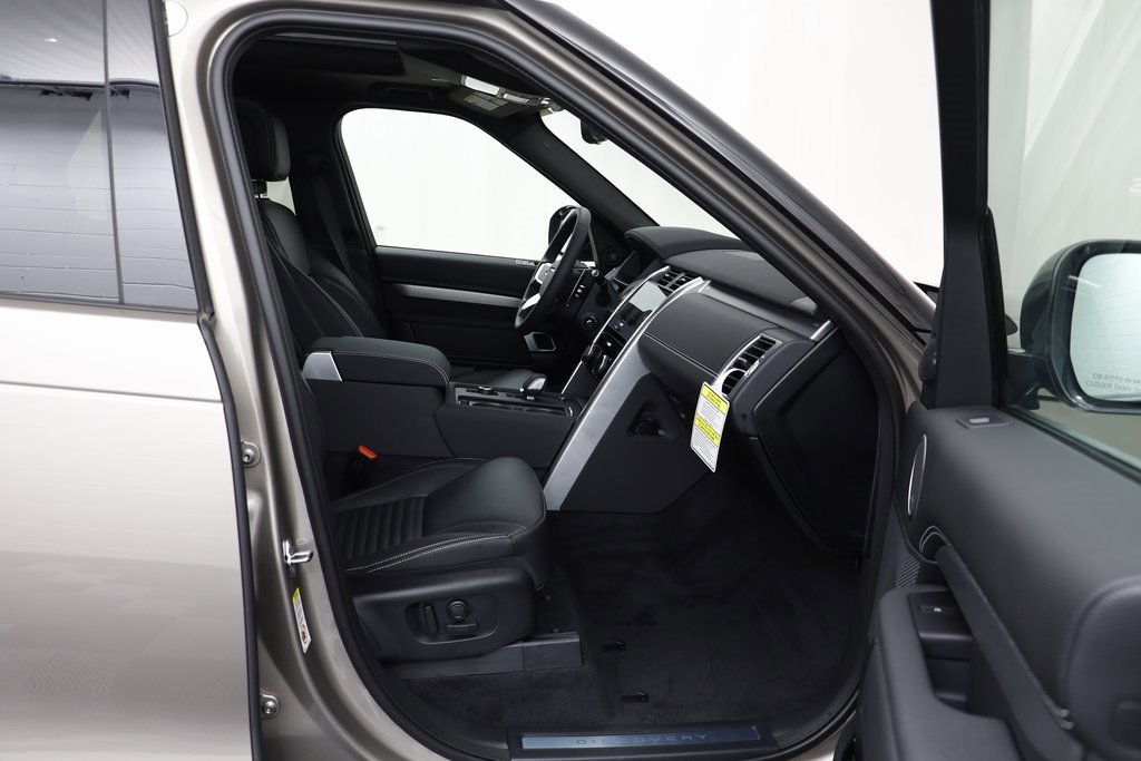 New 2025 Land Rover Discovery Dynamic SE image 18