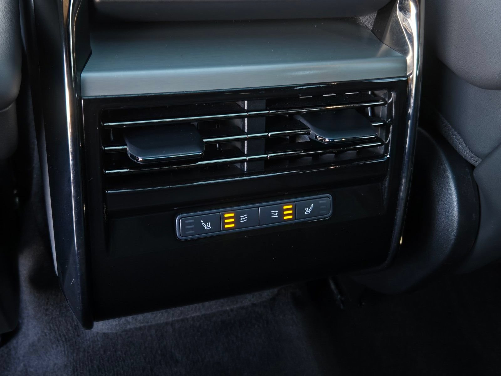 Used 2025 Land Rover Range Rover Sport SE AWD/4WD image 13