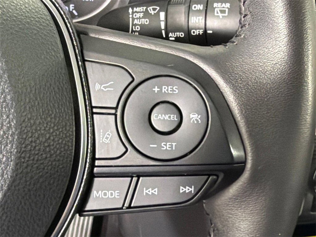 Used 2020 Toyota RAV4 XLE Premium image 27