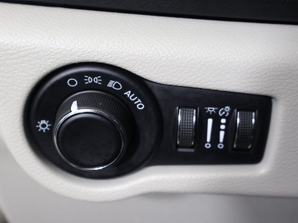 Used 2021 Chrysler Voyager Lxi FWD image 33