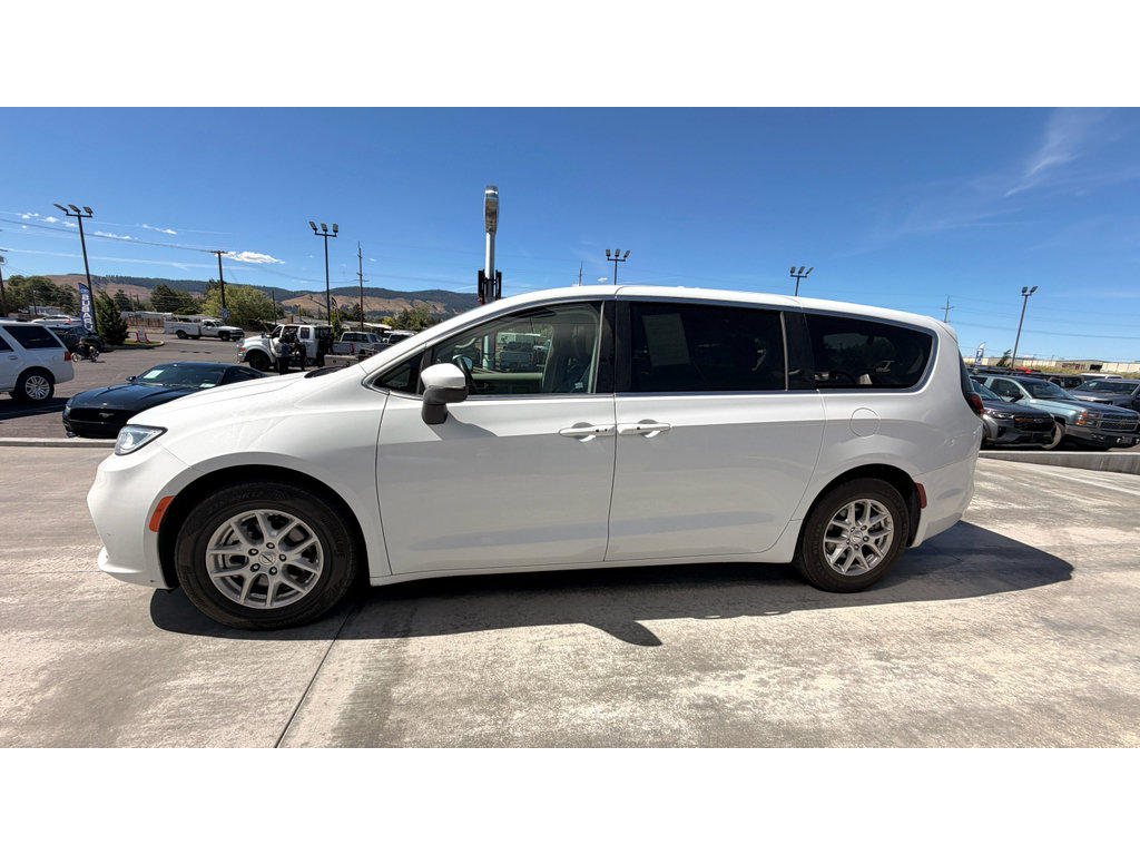 Used 2023 Chrysler Pacifica Touring-L FWD image 4