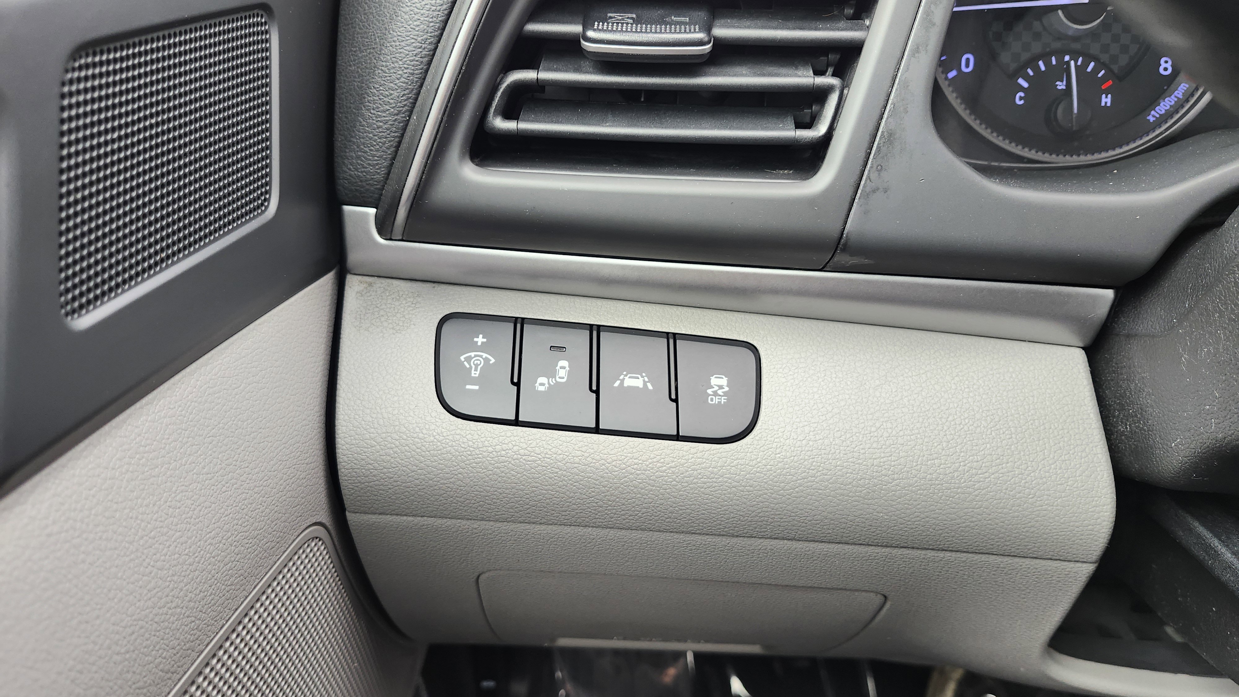 Used 2020 Hyundai Elantra SEL image 31