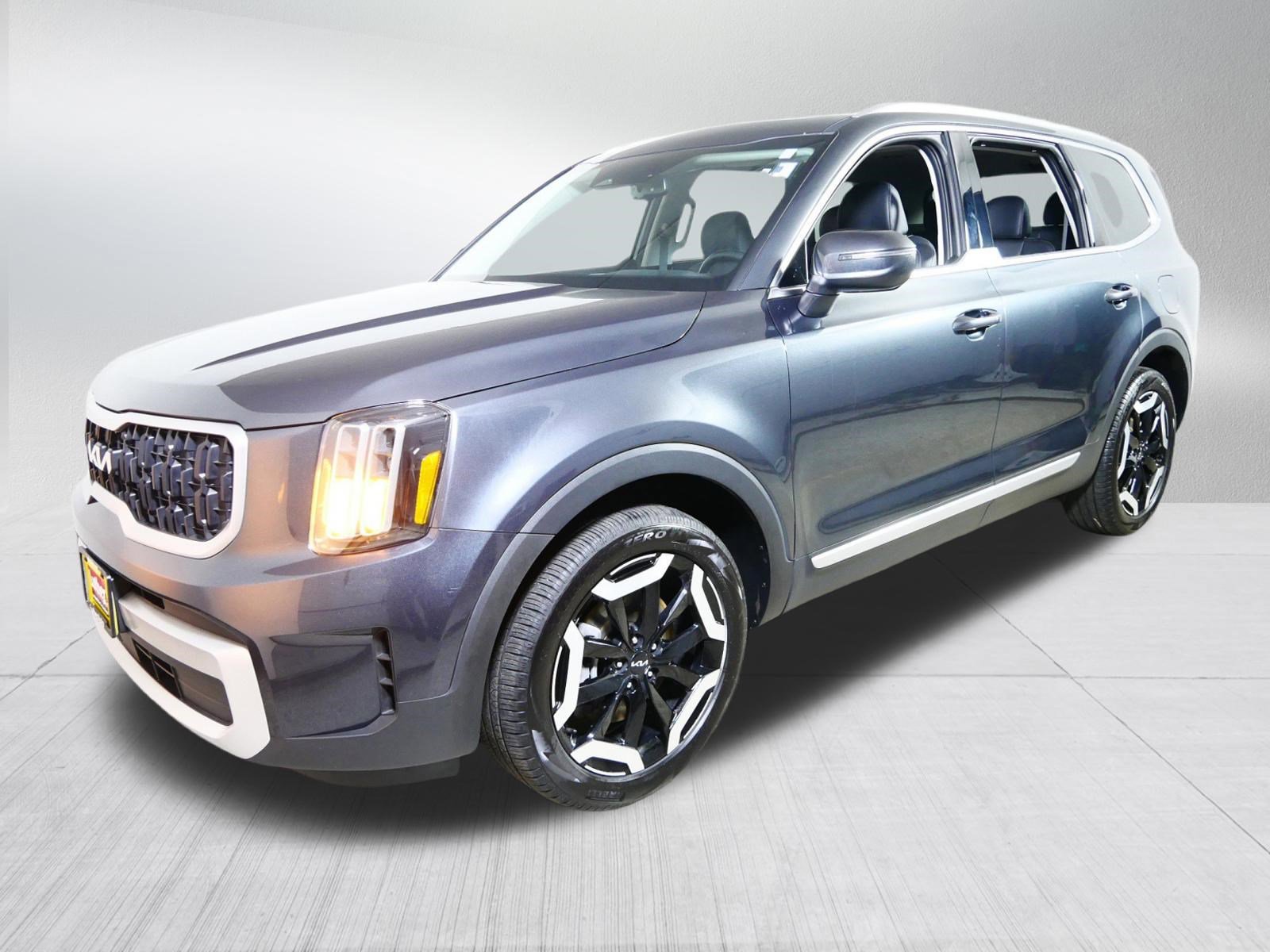 Used 2024 Kia Telluride EX w/ EX Captain's Chair Package image 3