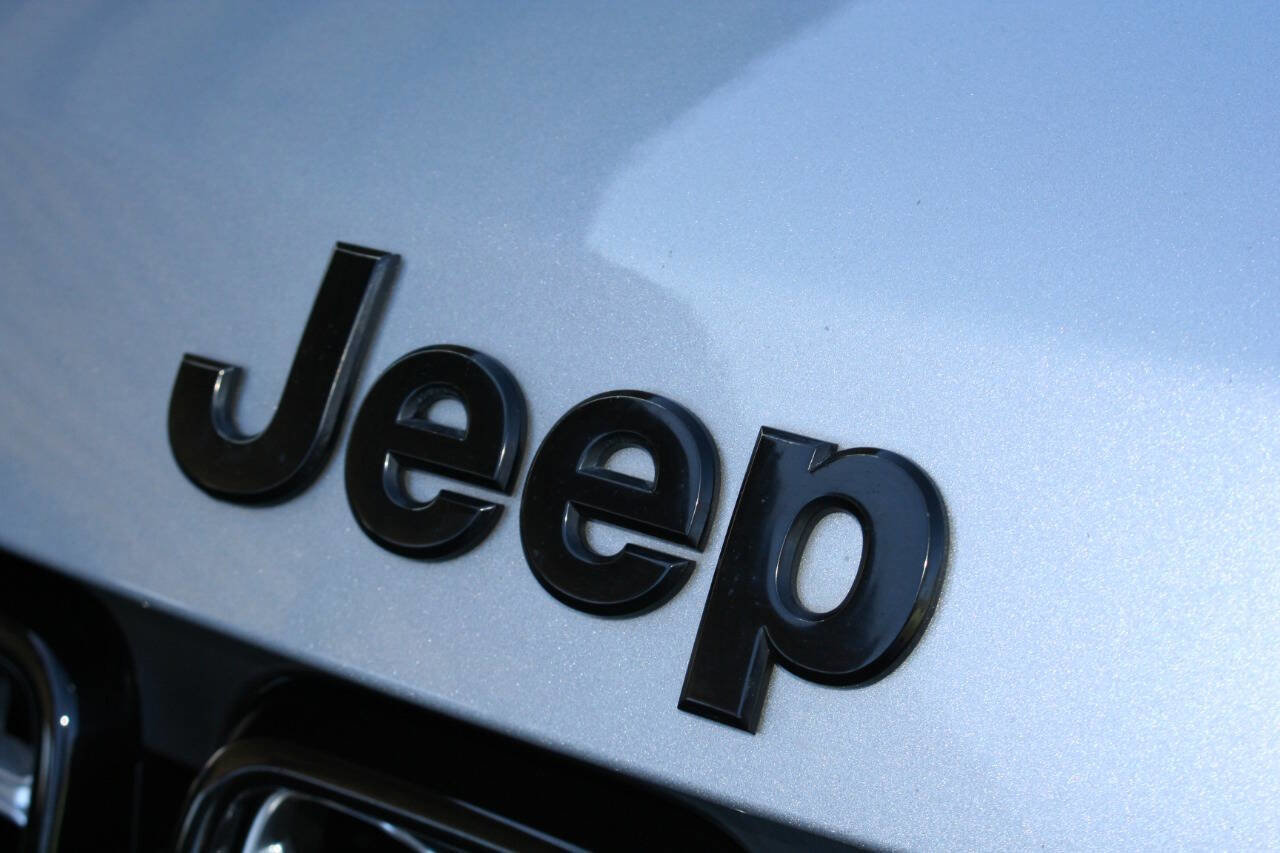 Used 2017 Jeep Grand Cherokee Altitude image 30