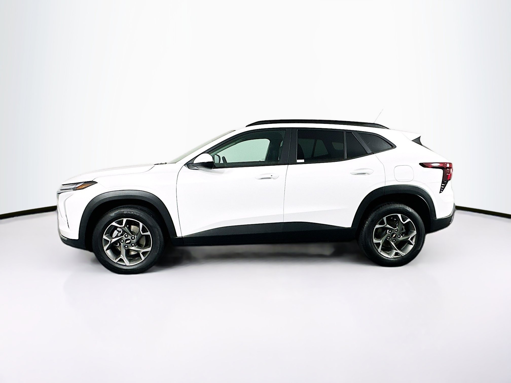 Used 2025 Chevrolet Trax LT w/ LT Convenience Package FWD image 4
