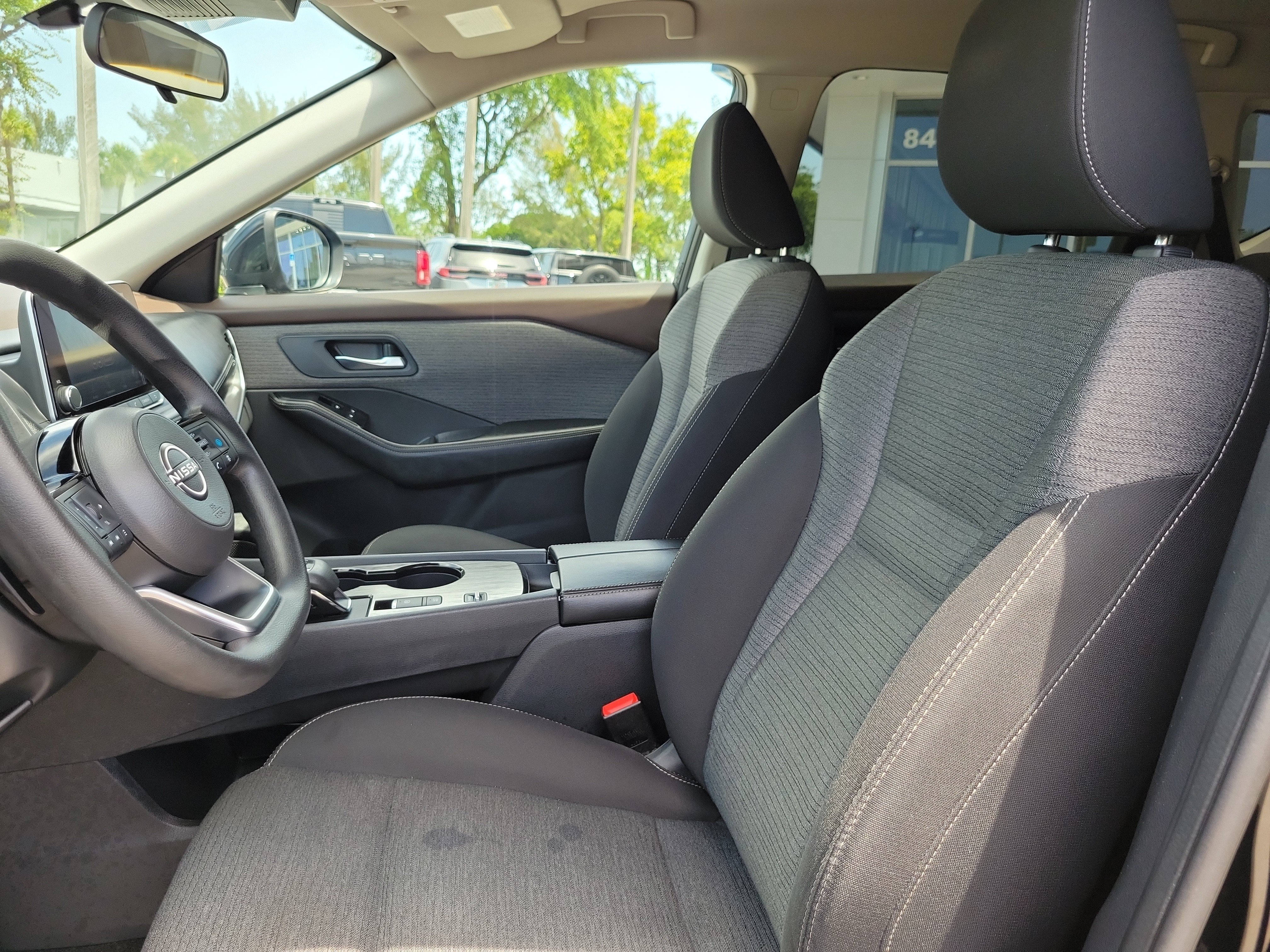 Used 2022 Nissan Rogue SV FWD image 11
