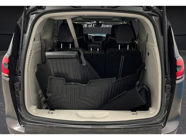 Used 2023 Chrysler Pacifica Limited w/ Uconnect Theater Family Group FWD image 28
